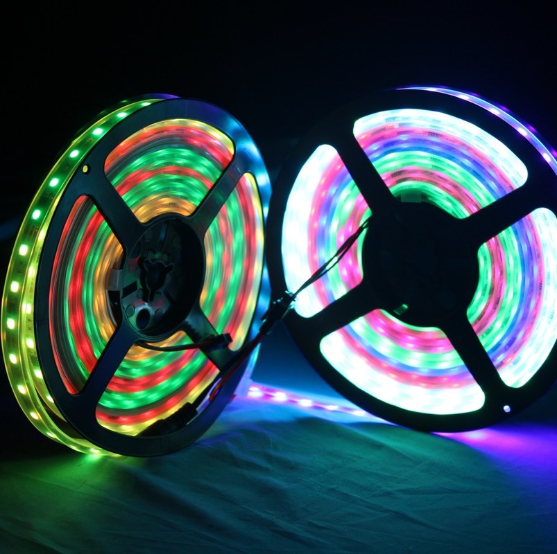 WS2812B flexibles LED einzelnes zugängliches 16.4FT 60Pixels/M PWB Schwarzes 300Pixels Streifen-Licht RGB 5050SMD farbenreich